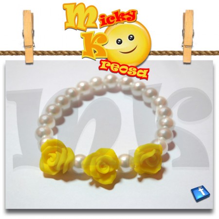 Bracciale elastico con perle bianche e roselline gialle!